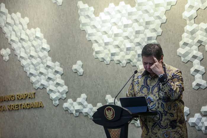 Menteri Koordinator Bidang Perekonomian Airlangga Hartarto memberikan keterangan saat konferensi pers Pertumbuhan Ekonomi Indonesia Tahun 2023 di Jakarta, Senin (5/2/2024). (MIFTAHUL HAYAT/JAWA POS)