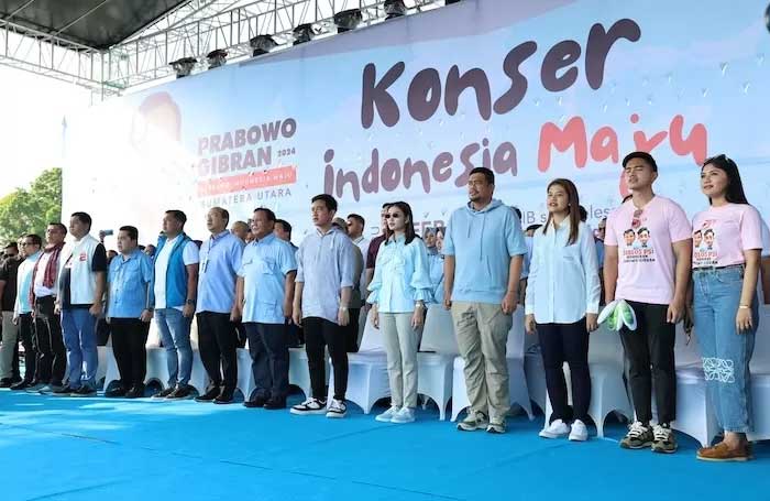 Pasangan calon (Paslon) nomor urut 2, Prabowo Subianto dan Gibran Rakabuming Raka menghadiri konser Indonesia Maju di Stadion Baharoeddin Siregar, Lubuk Pakam, Deli Serdang, Sumatera Utara, Rabu (7/2)