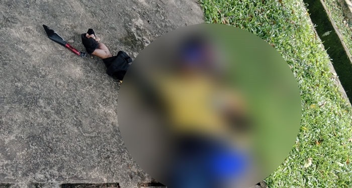 Korban kecelakaan, MR, yang sempat dievakuasi warga ke pinggir jalan usai bertabrakan dengan dumb truck di Jalan Diponegoro, Kamis (8/2/2024).