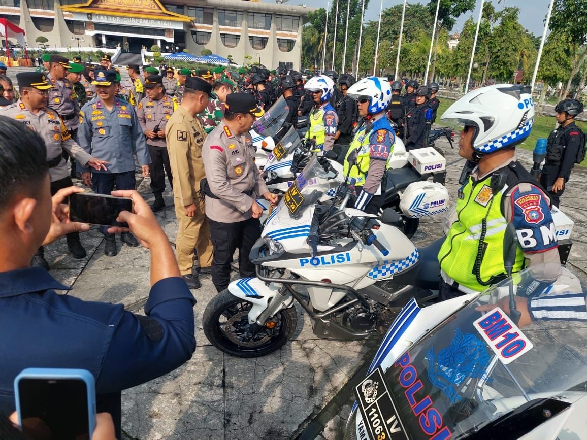 Kombes Pol Jeki Rahmat Mustika, Sekdako Pekanbaru Indra Pomi, Dandim 03/01 Letkol Kav Yuli Eko Hadiyanto saat melihat sarana dan prasarana Pemilu 2024 di Halaman Kantor Gubri, Kamis (8/2/2024).