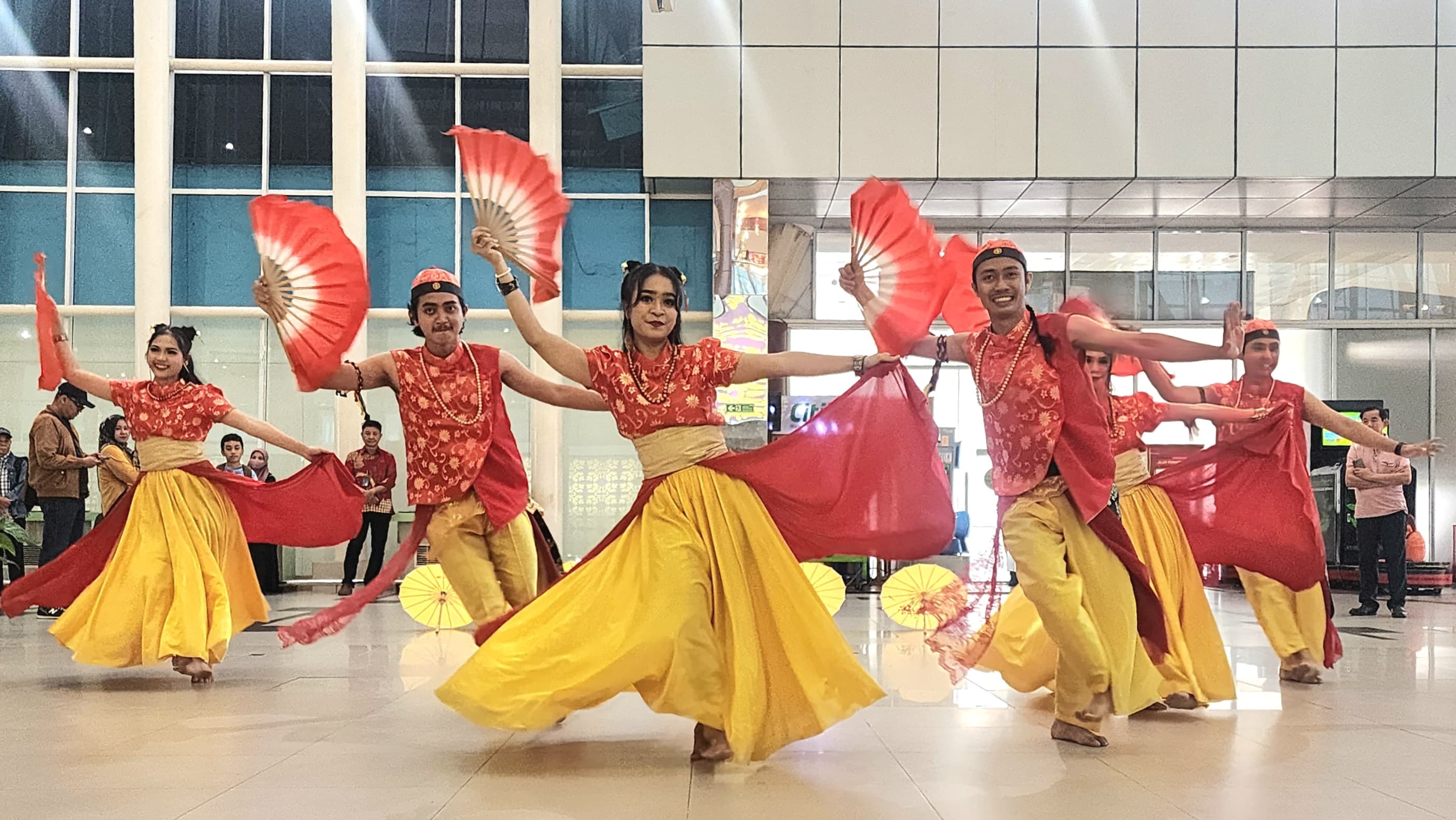 Bandara SSK II hadirkan Customer Engagement berupa chinese dance dan customer feedback semarakkan perayaan Imlek.