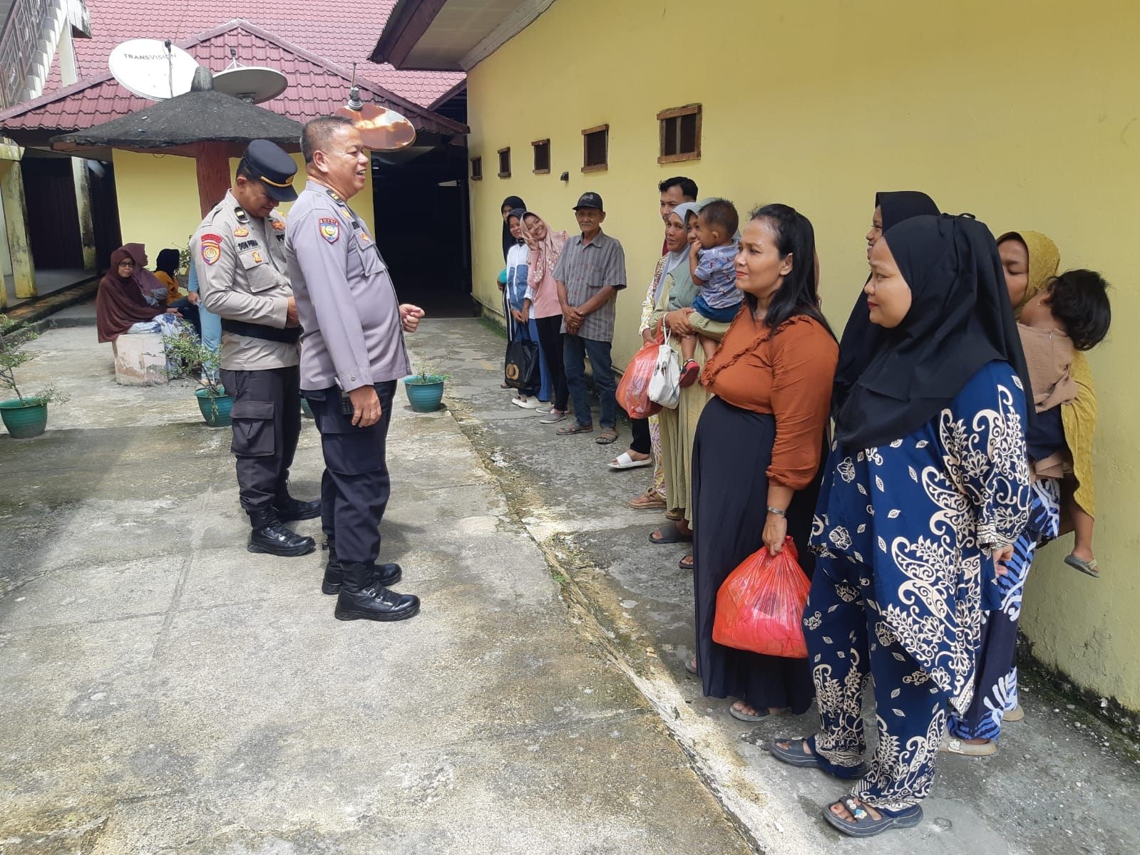 Personel Satbinmas Polres Kampar saat memberikan edukasi pemilu damai kepada masyarakat yang hendak menjenguk tahanan, Kamis (8/2/2024).