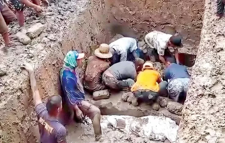Pemakaman para korban pembunuhan satu keluarga di PPU, di Desa Sebakung Jaya, Kecamatan Babulu. Lima jenazah dikuburkan dalam satu liang lahat.