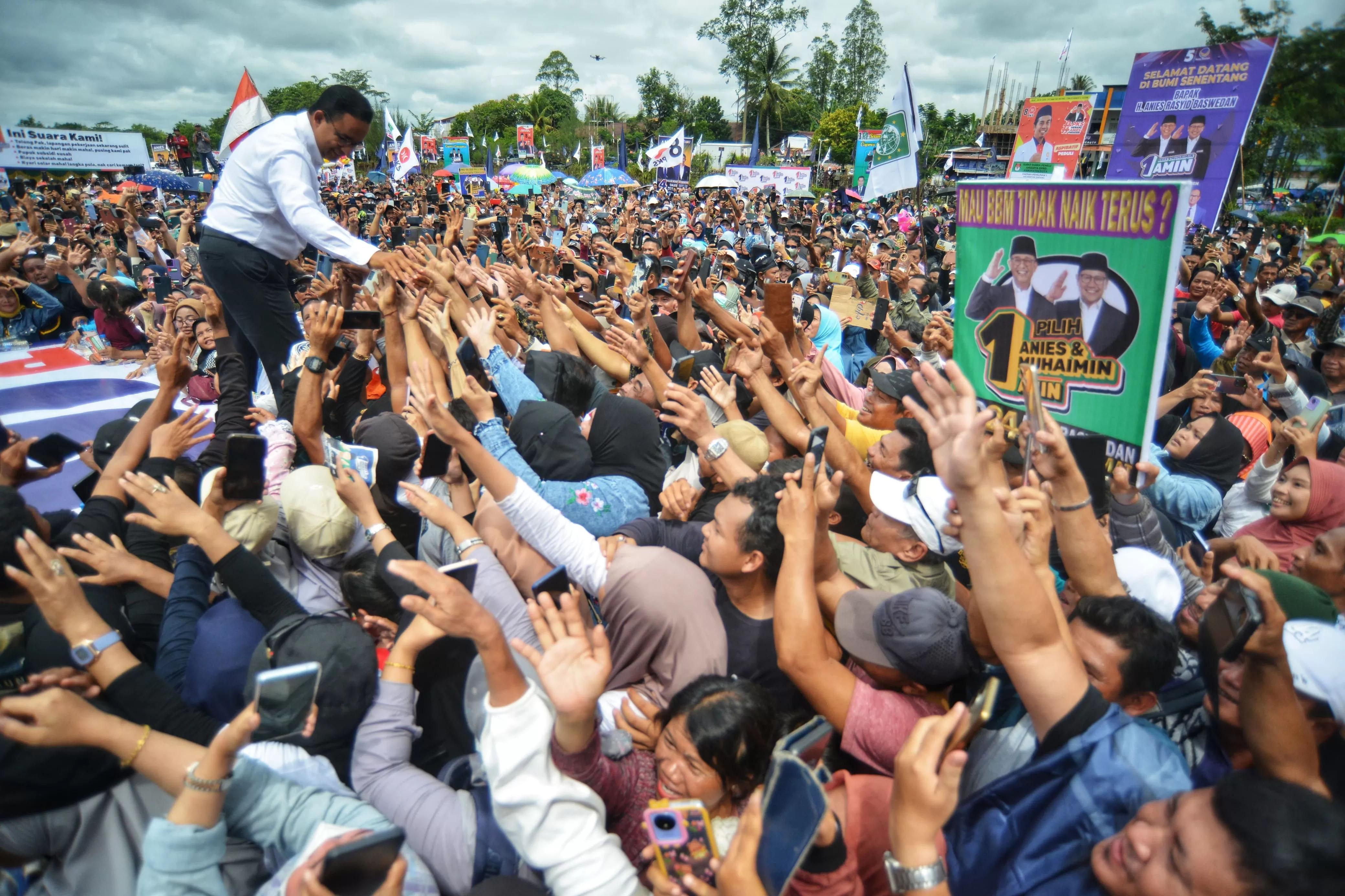 Calon Presiden nomor urut 1 Anies Rasyid Baswedan berorasi pada kampanye di Kabupaten Sintang, Kalimantan Barat, Rabu (7/2/2024).
