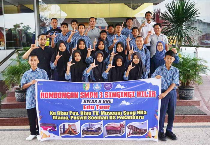 Guru dan pelajar SMP Negeri 3 Singingi Hilir foto bersama Redpel Riau Pos Syahrul Mukhlis saat kunjungan ke kantor Riau Pos di Graha Pena Riau, Rabu (7/2/2024).
