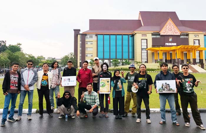 Peserta aksi damai&nbsp;Aliansi Antiperdagangan dan Perburuan Satwa Liar Lindung Riau berfoto bersama di halaman Mako Polda Riau, Rabu (7/2/2024).