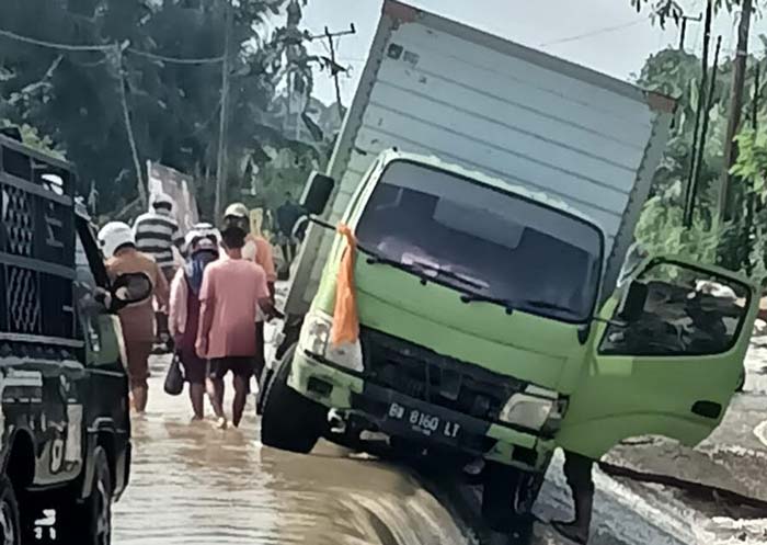 Satu unit mobil truk angkutan barang terperosok di Jalan Rengat-Kuala Cenaku, Desa Sungai Beringin, Kecamatan Rengat, baru-baru ini.