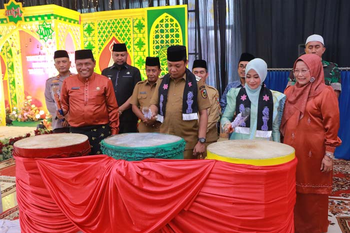 Pj Wako Pekanbaru Muflihun dan Ketua TP PKK Pekanbaru Raja Rilla Muflihun membuka MTQ tingkat Kecamatan Rumbai Timur, Selasa (6/2/2024).