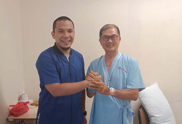 Pasien syaraf terjepit Adi W Negara foto bersama dokter di RS Awal Bros A Yani usai menjalani operasi,  baru-baru ini.
