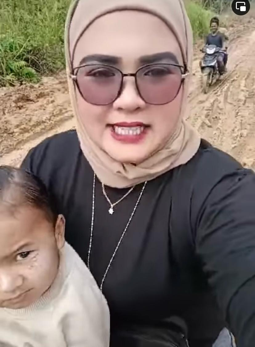 Tangkapan layar emak-emak mengeluh jalan rusak di daerah Lindai, Tapung Hulu, Kampar.