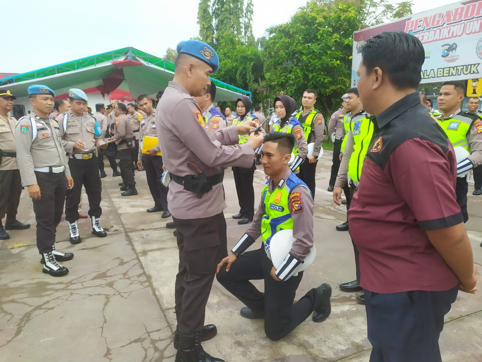 Kepala Seksi Profesi dan Pengamanan (Kasi Propam) Polres Inhu, Iptu Andra Leksi saat melakukan tindakan disiplin kepada salah seorang personel, Kamis (8/2/2024).