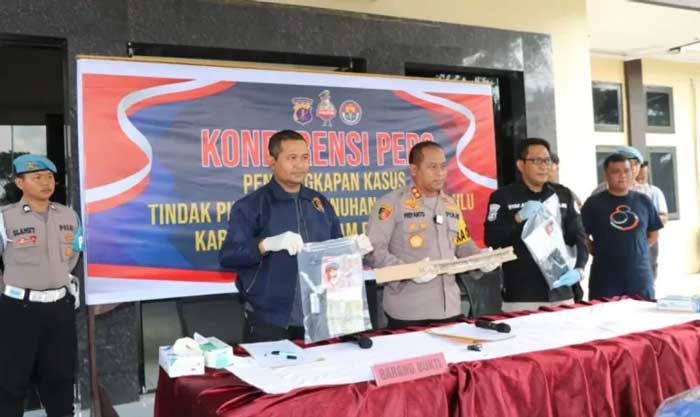 Polres Penajam Paser Utara (PPU) gelar konferensi pers pengungkapan kasus pembunuhan terhadap 5 orang yang merupakan satu keluarga di Desa Babulu Laut (sekunder 8), Kecamatan Babulu, Kabupaten PPU.
