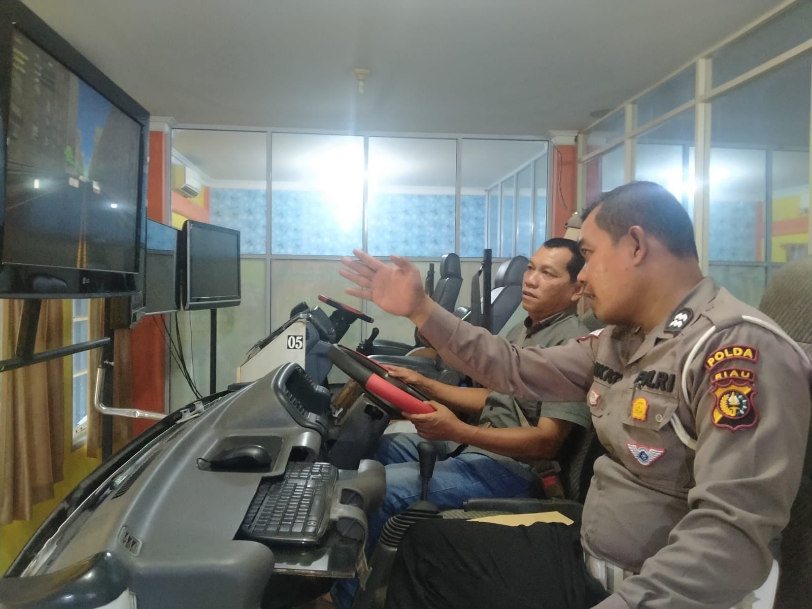 Perugas menunjukan cara menggunakan SIM Simulator, Kamis (8/2/2024).