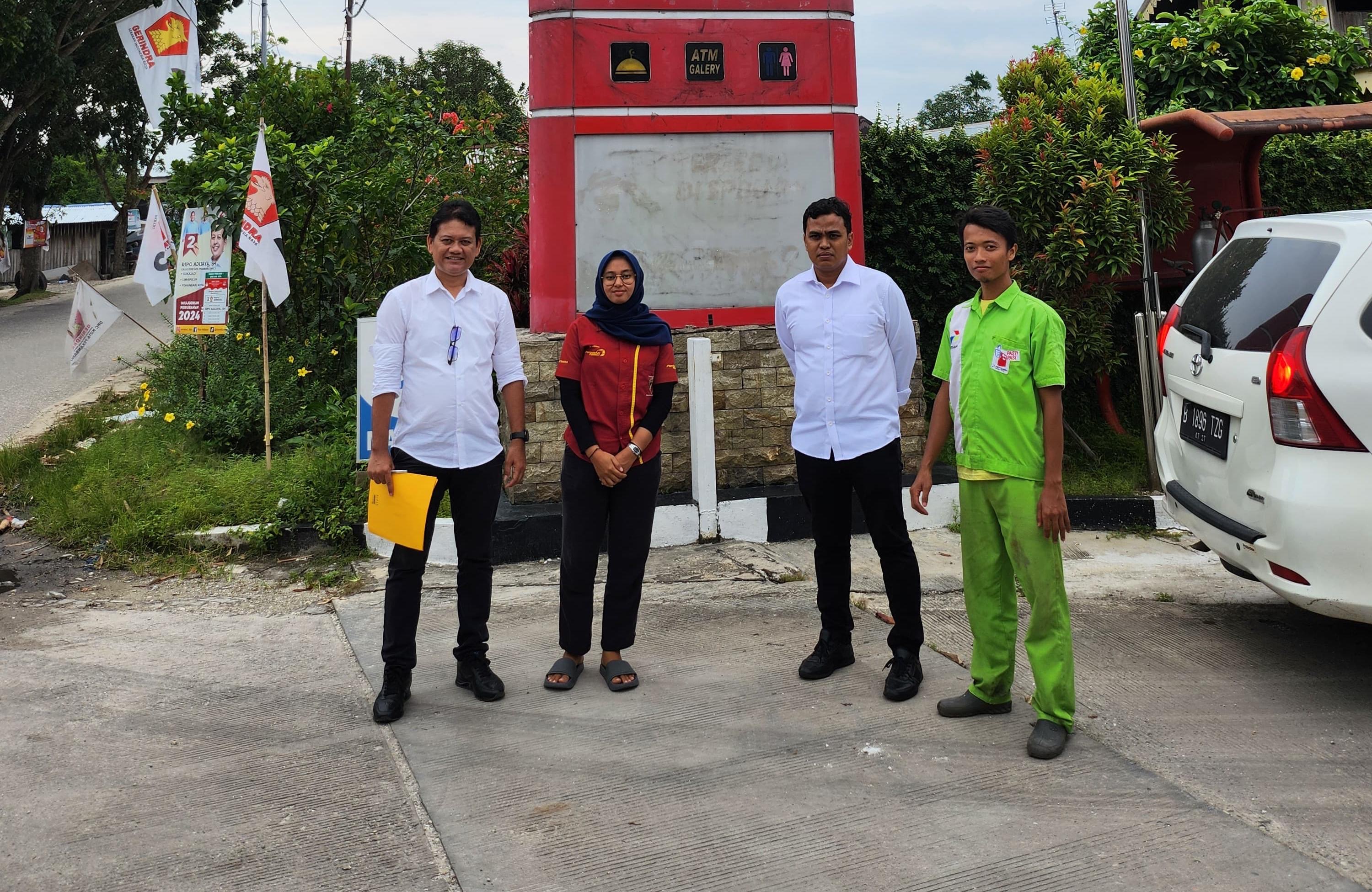 Petugas dari Ditreskrimsus Polda Riau melakukan pengecekan langsung ke SPBU di Pekanbaru, Kamis (8/2/2024).