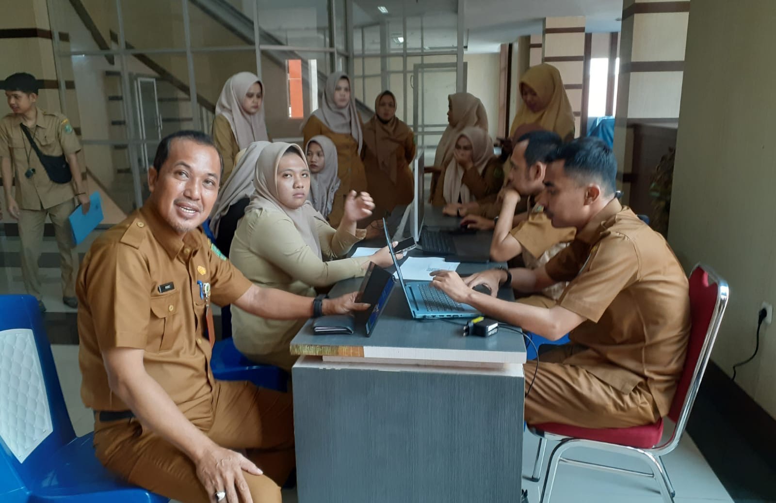Asisten Perekonomian dan Pembangunan Setdakab Inhu, Paino SP bersama sejumlah ASN di Kantor Bupati Inhu saat melakukan aktivasi Identitas Kependudukan Digital (IKD) KTP digital, baru-baru ini.