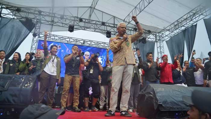 Ganjar Pranowo hadir di tengah Sahabat Ganjar di lapangan bola Tamanagung, Kabupaten Magelang, Rabu (7/2). (SAHABAT GANJAR/jawapos.com)