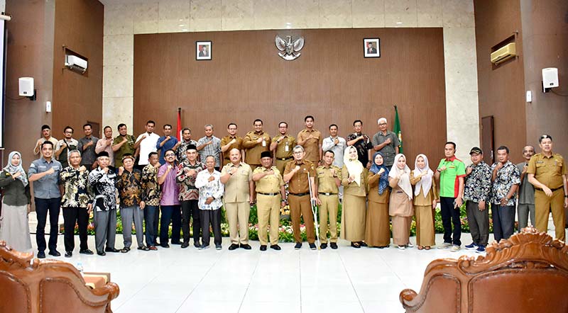 Kadis PPKBP3A Kampar Edi Afrizal bersama Pj Sekda Kampar Yusri dan kepala OPD lainnya serta pengurus koperasi saat mengikuti rakor percepatan penurunan stunting 2024 di Aula Kantor Bupati Kampar