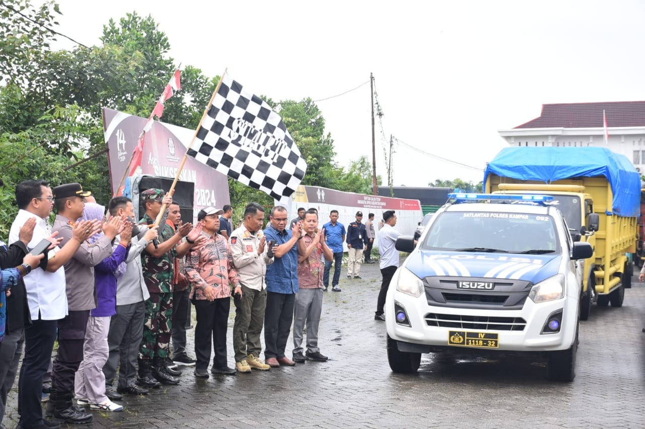Pj Bupati Kampar Hambali melepas pendistribusian logistik pemilu 2024 menggunakan 31 unit truck Pos Indonesia di halaman KPU Kabupaten Kampar, Jumat (9/2/2024).
