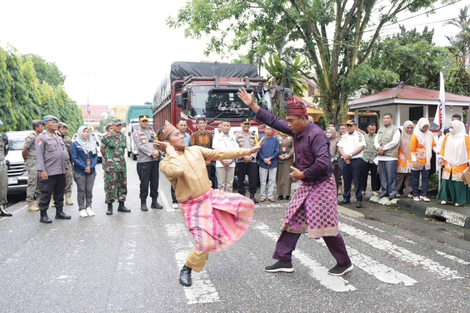 Tari silat menyambut pelepasan pendistribusian logistik Pemilu 2024, Jumat (9/2/2024) di halaman KPU Kuansing.