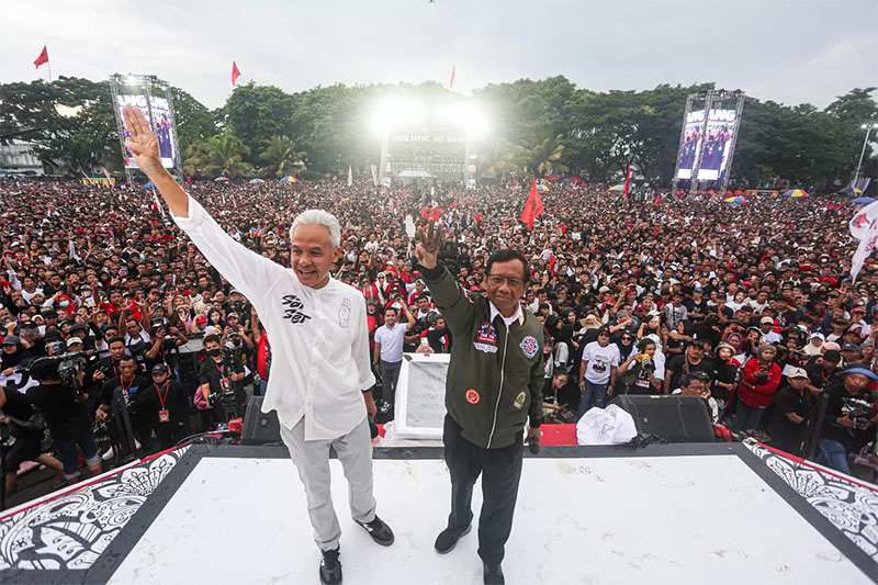 Pasangan Calon Presiden dan Wakil Presiden nomor 3 Ganjar Pranowo dan Mahfud MD menghadiri kampanye Hajatan Rakyat tau kampande akbar di RTH Maron Genteng, Banyuwangi, Jawa Timur, Kamis, (8/2/2024).