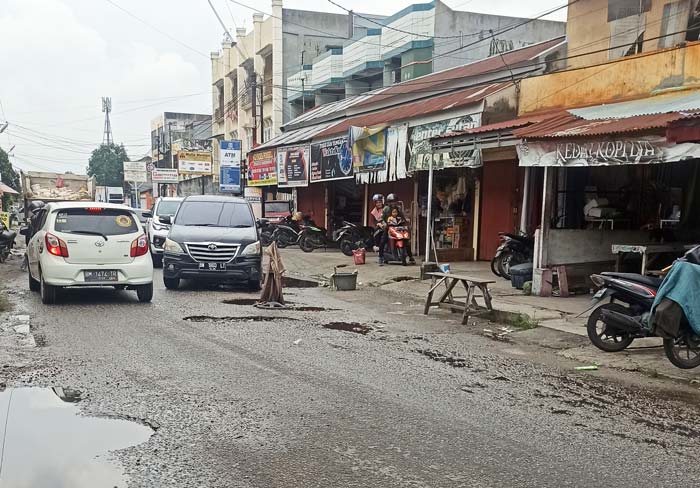 Warga memberikan tanda kain di Jalan Nenas, Sukajadi, Pekanbaru yang rusak dan berlubang, Rabu (7/2/2024).