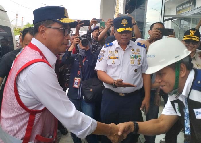Menteri Perhubungan Budi Karya Sumadi  menyalami sejumlah petugas saat berkunjung di Pelabuhan Dumai, Kamis (8/2/2024).