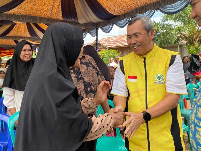 H Syamsuar disambut emak-emak saat berkunjung ke Rohil, baru-baru ini.