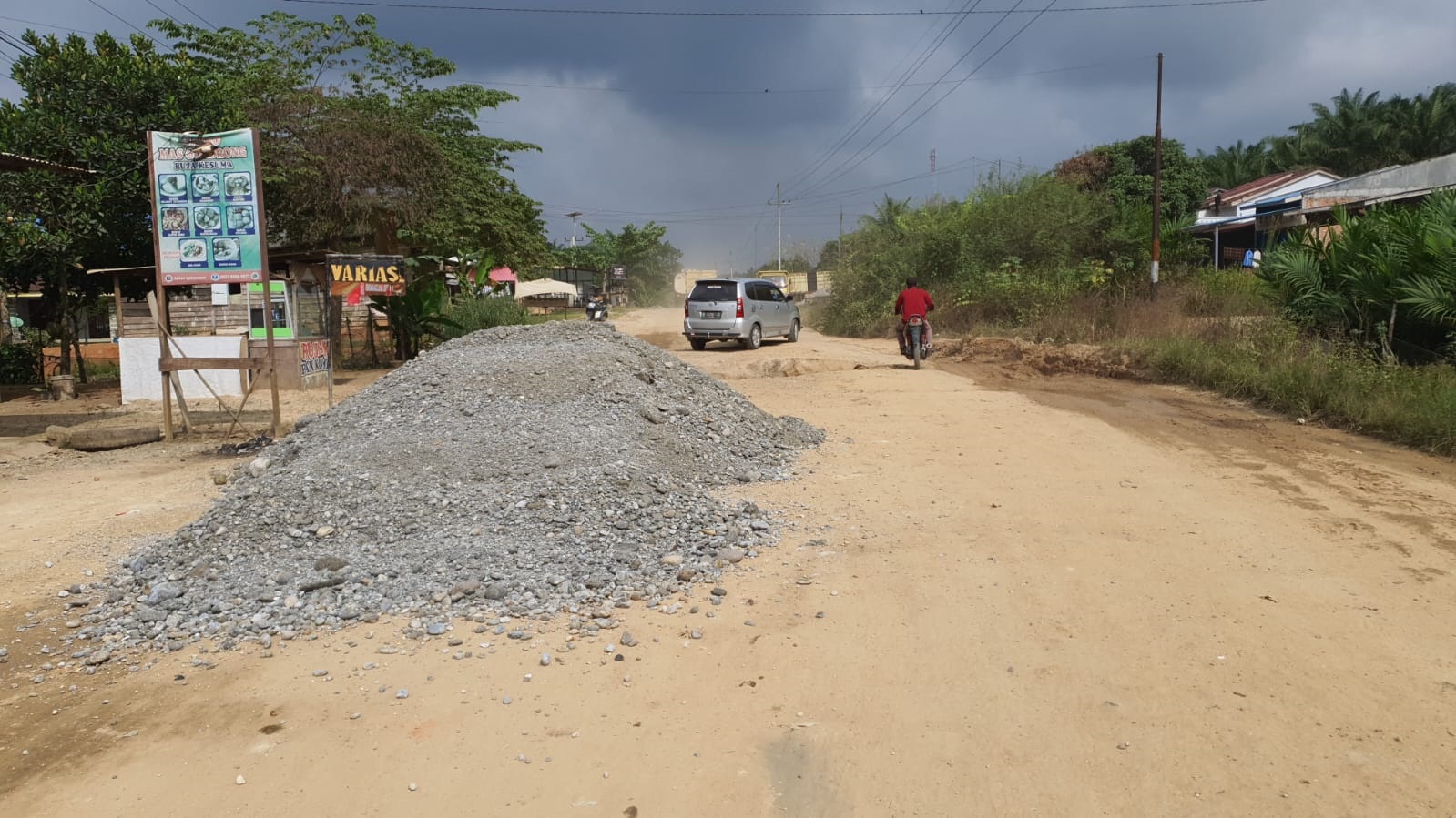 Material untuk perbaikan jalan di daerah Lindai, Tapung Hulu, Kampar sudah tiba di lokasi, baru-baru ini.
