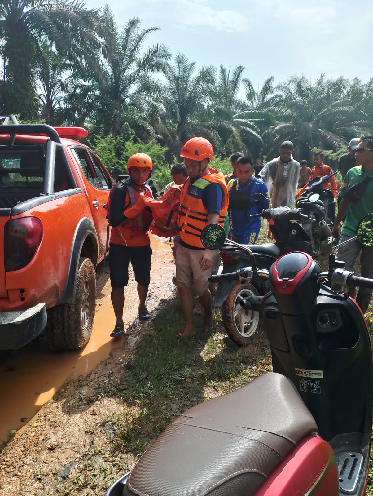 Satgas mengevakuasi korban yang tenggelam di Sungai Subayang Desa Kuntu, Kecamatan Kamparkiri, Kabupaten Kampar, Jumat (8/2/2024).
