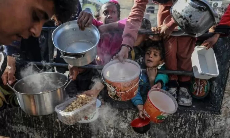 Warga Palestina di Rafah mengantri makanan.