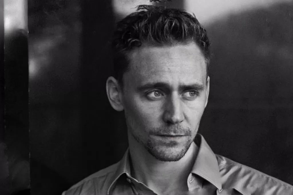 Profil Tom Hiddleston yang berzodiak Aquarius.