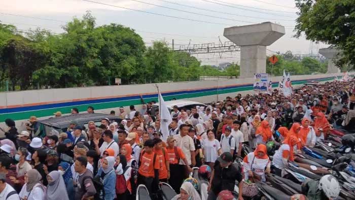 Kepadatan lalu lintas tak lagi bisa diurai. Banyak kendaraan memarkirkan kendaraannya di trotoar hingga di bahu jalan sejak di Jalan R.E Martadinata, Papanggo, Tanjung Priok, Jakarta Utara. (Tazkia Ro