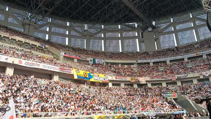 Massa memadati Jakarta International Stadium (JIS) yang menjadi venue Kampanye Anies-Cak Imin, Sabtu (10/2) (Tazkia Royyan/JawaPos.com)