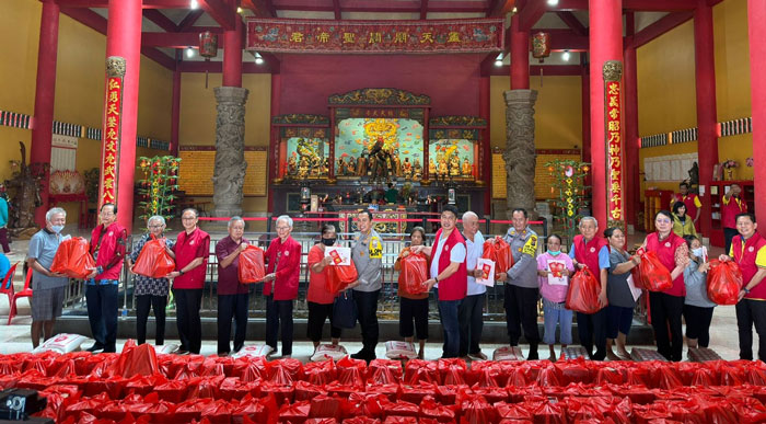 Baksos Imlek yang diselenggarakan oleh Panitia Bersama Baksos Imlek 2575 Tahun 2024 di Kelenteng Kwan Tee Kong Bio/ Vihara Satya Sharna.