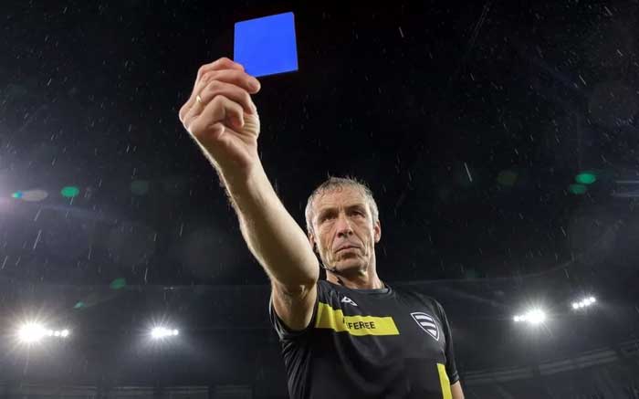 kartu biru yang akan diterapkan dalam sepak bola profesional (Sumber Foto : The Telegraph)