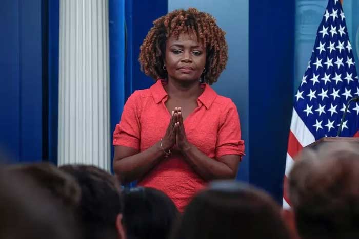 Sekretaris Pers Karine Jean Pierre mendengarkan Juru Bicara Penasehat Gedung Putih Ian Sams berbicara kepada wartawan selama konferensi pers harian di Gedung Putih di Washington, AS. (./(Reuters/Evely