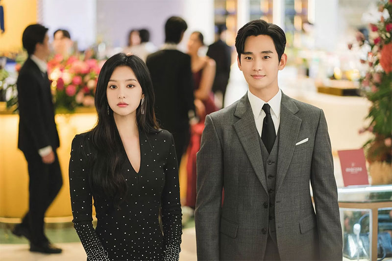 Kim Ji Won dan Kim Soo Hyun akan adu akting dalam drama Kkorea Queen of Tears yang akan tayang Maret mendatang  di Netflix.