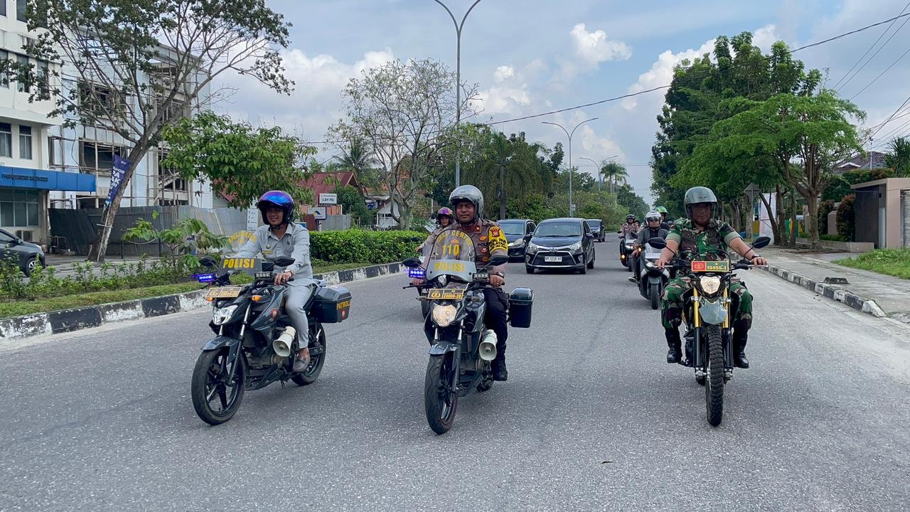Kapolsek Lima Puluh Kompol Bagus Harry Priyambodo (tengah) mengajak Danramil Sail Kapten Arm Febrizal dan Camat Sail Farid Irwan Maulana saat melaksanakan patroli tiga pilar