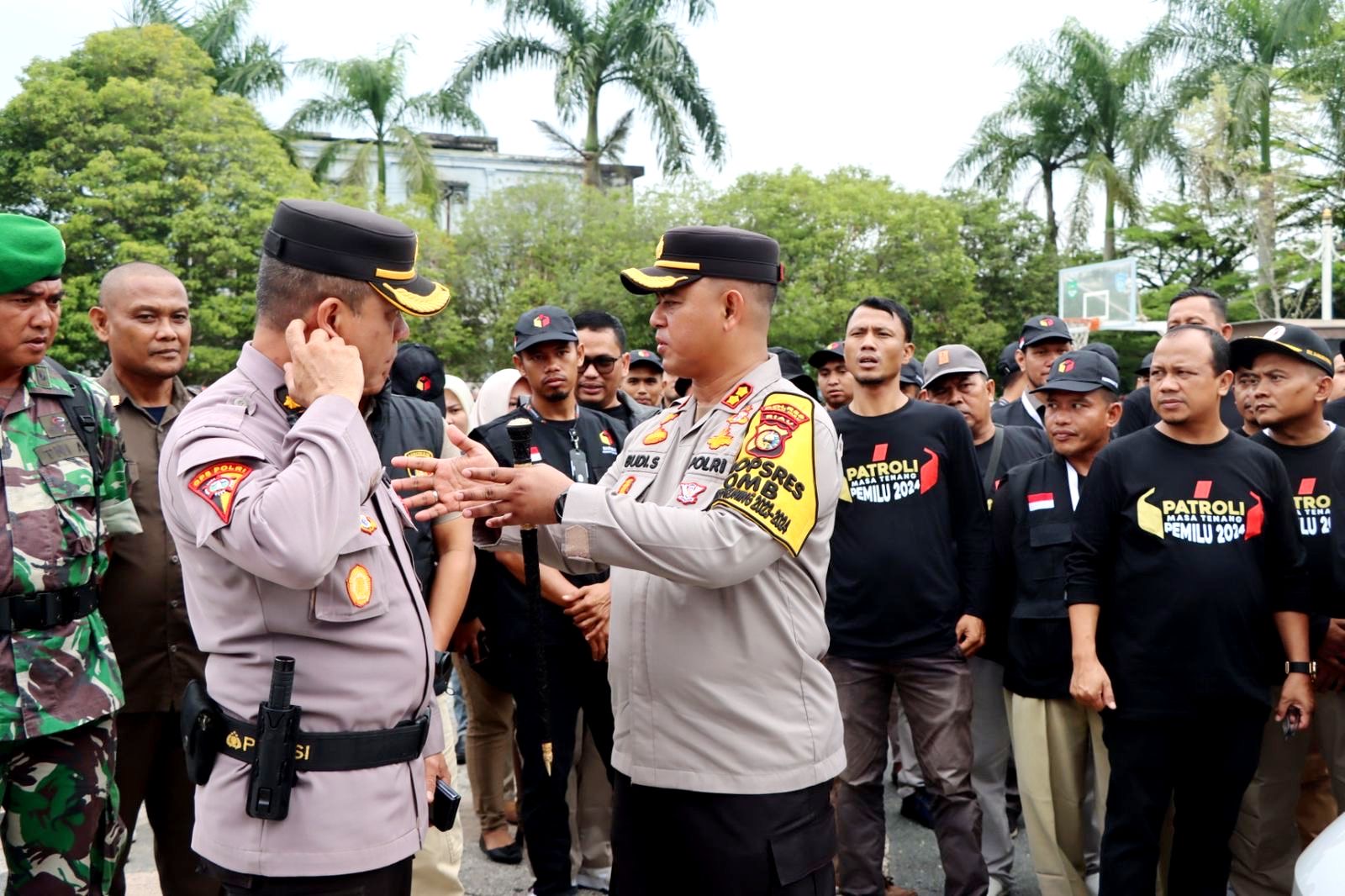 Kapolres Rohul AKBP Budi Setiyono SIK MH memimpin Apel Siaga masa tenang bersama Bawaslu, Satpol PP dan Damkar Rohul di Taman Kota Pasirpengaraian, Ahad (11/2/2024).