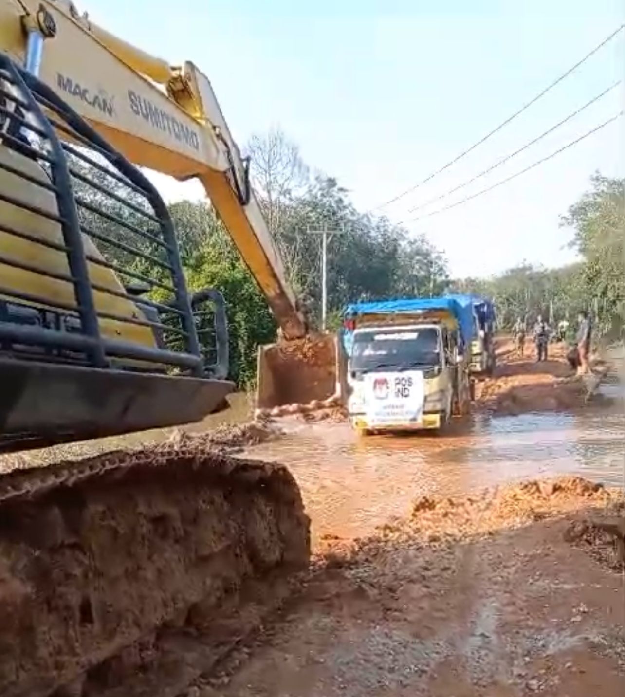 Truk pengangkut logistik pemilu 2024 terpuruk dan ditarik excavator saat pendistribusian surat suara di Batang Peranap, Inhu, Sabtu (10/2/2024).