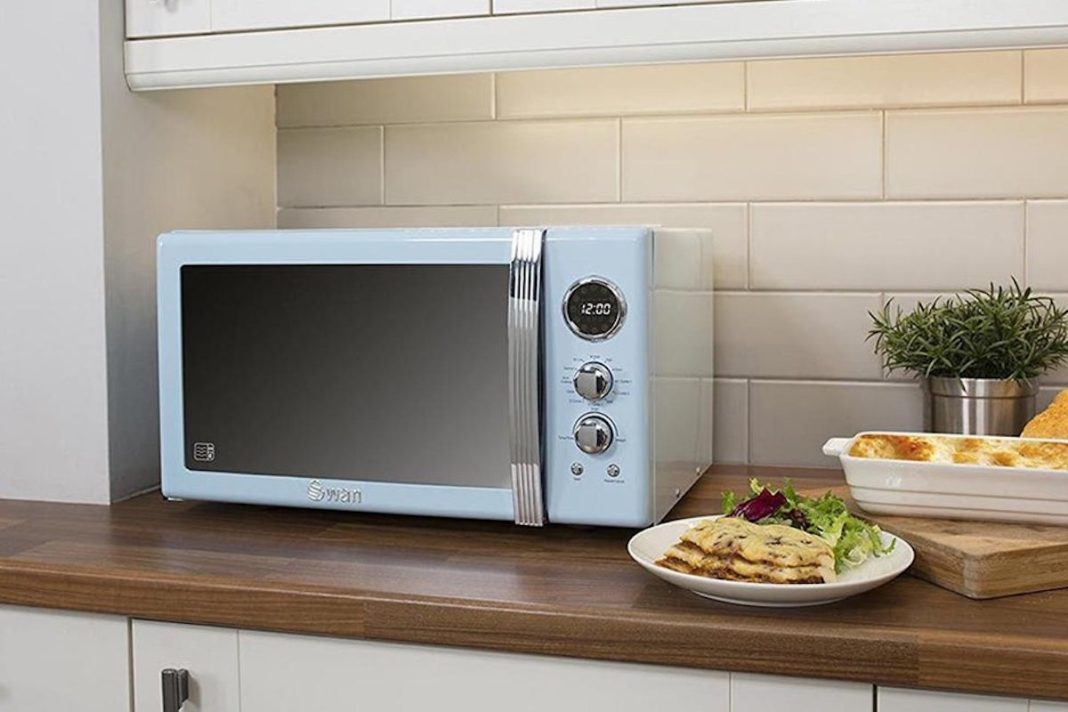 Ilustrasi penempatana microwave open di dapur