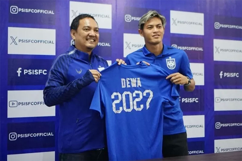 Alfeandra Dewangga (kanan) bersama CEO PSIS Semarang, Yoyok Sukawi, saat proses perpanjangan kontrak hingga 2027.