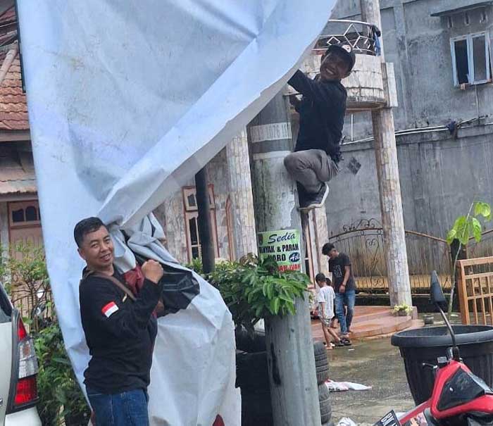Masa tenang , Jajaran Bawaslu Rohul mulai menertibkan sejumlah alat peraga kampanye (APK) Pemilu 2024 yang terpasang di sejumlah desa dan kelurahan yang ada di Rohul, Ahad (11/2/2024) siang .