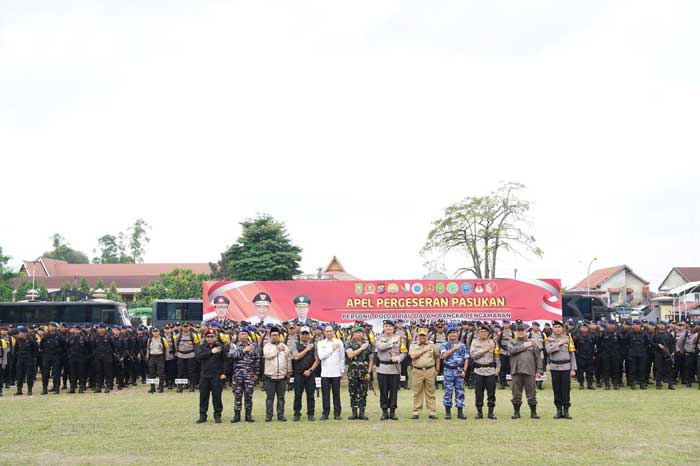 Kapolda Riau Irjen Pol Mohammad Iqbal, Gubernur Riau Edy Natar serta Forkompinda berfoto bersama personel yang ditugaskan BKO pengamanan TPS di 12 kabupaten/kota, Ahad (11/2/2024)