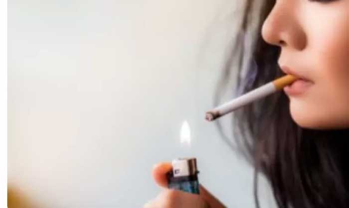 Beberapa Pengaruh Buruk Pada Mata Karena Kecanduan Merokok, salah satunya katarak. Sumber foto: Healh Shots