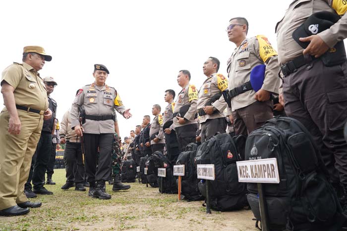 Pengecekan personel yang akan dikirim untuk pengamanan TPS se- Riau pada Apel Pergeseran Pasukan di Halaman Mapolda Riau, Pekanbaru, Ahad (11/2/2024).