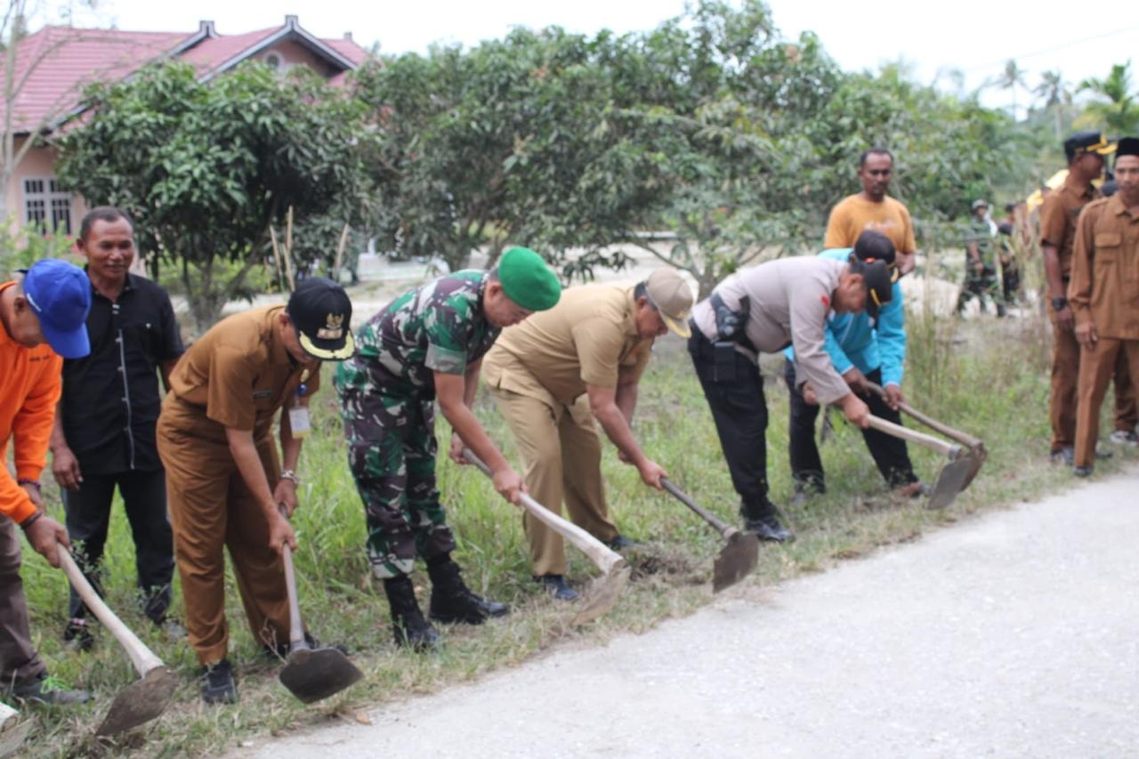 Dandim 0322/Siak Letkol Arh Riyanto Budi Nugroho, bersama Bupati Alfedri dan Forkopimda membersihkan jalan di Kampung Sungai Tengah, Kecamatan Sabak Auh, Kabupaten Siak, Senin (12/2/2024).
