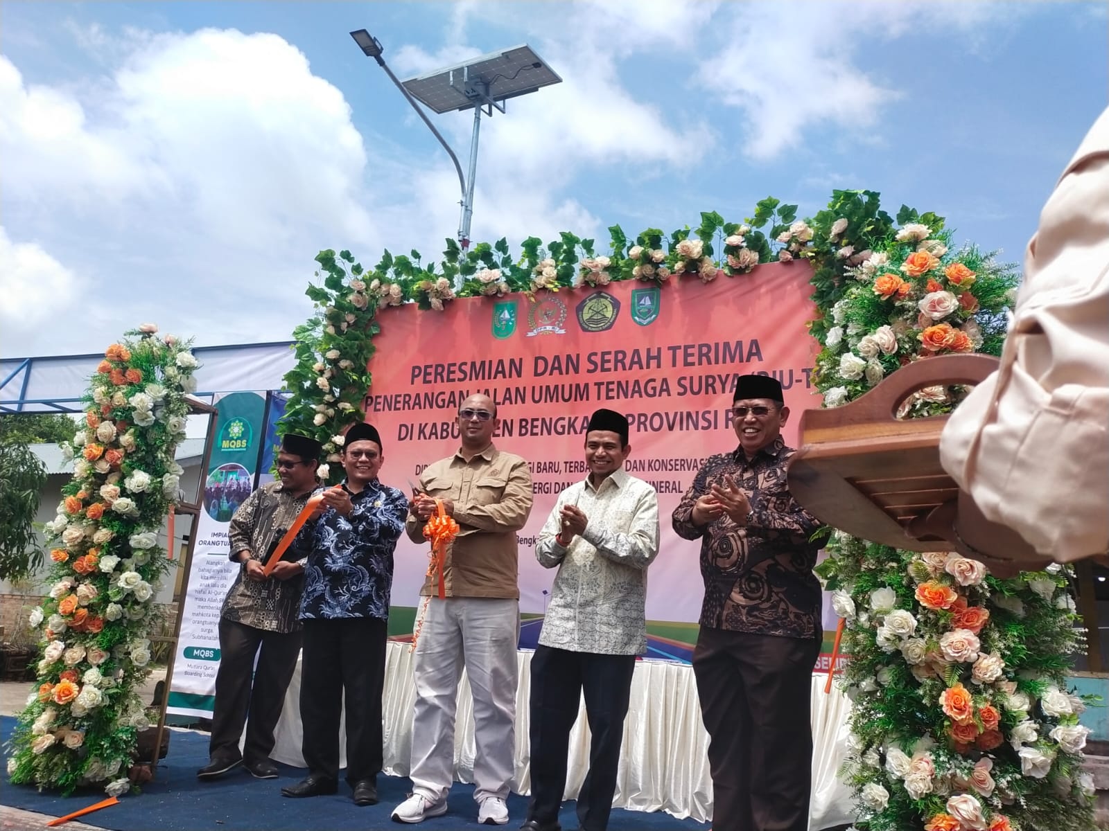 Kasubdit Ditjen EBTKE Kemen ESDM RI, Agung Khainuddin bersama Ketua DPRD Bengkalis H Khairul Umam dan Ketua PBWPKS Sumbagut H Hendri Munig meresmikan pemakan PJU-TS di Ponpes MQBS Bengkalis, Senin.