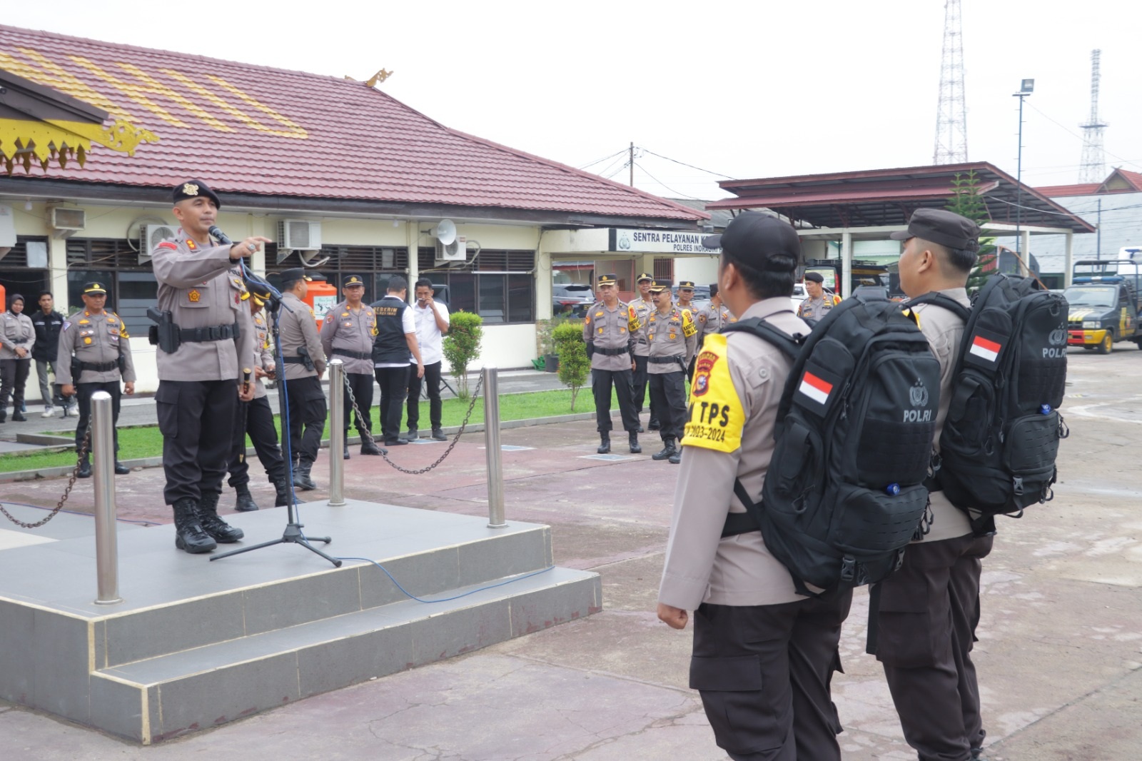 Kapolres Inhu, AKBP Dody Wirawijaya SIK mendengar personel saat melantunkan Asmaul Husnah, Senin (12/2/2014).
