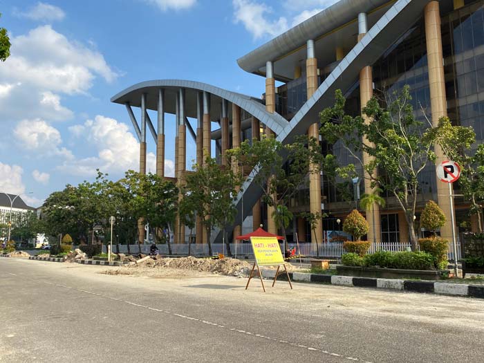 Tugu hitung mundur PON Riau XVIII 2012 dibongkar dan dijadikan U-turn untuk mengurangi kemacetan, Ahad (11/2/2024).